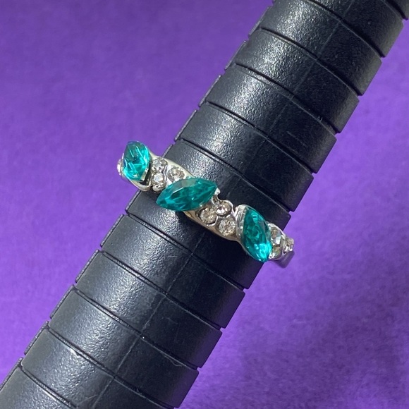 💛 Silver Tone Green & White Rhinestone Ring - Picture 4 of 4